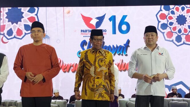 
					KAMPANYE: Cawapres Nomor Urut 3, Mahfud MD, didampingi Hary Tanoesoedibjo dan TGB M. Zainul Majdi dalam Sholawat Persatuan Indonesia di Lapangan Pajarakan, Probolinggo. (foto: Haliza).