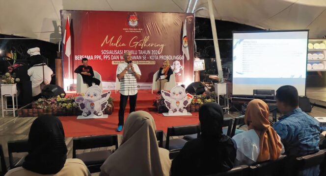 
					MEDIA GATHERING: Ketua Masyarakat dan Pers Pemantau Pemilu (Mappilu) PWI Jawa Timur, Machmud Suhermono menyampaikan materi tentang media dan pemilu. (foto: Hafiz Rozani)