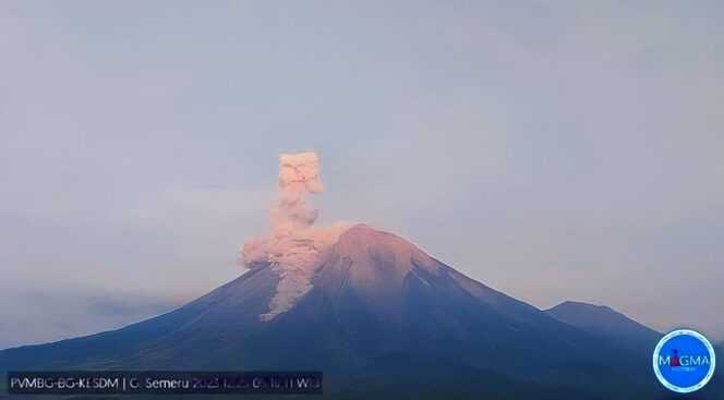 
					ERUPSI: Kondisi Gunung Semeru pasca mengalami erupsi, Senin (25/12/23), dengan kolom letusan mencapai 1.000 meter. (foto: PVMBG Gunung Semeru).