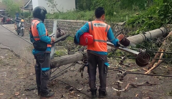 
					ROBOH: Tim teknis PLN mendatangi lokasi untuk melakukan perbaikan tiang listrik yang roboh di Desa Linggo, Kec. Kejayan, Kab. Pasuruan. (foto: Moh. Rois).