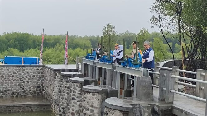 
					CEGAH BANJIR ROB: Gubernur Jawa Timur, Khofifah Indar Parawansa, meninjau pintu air penahan banjir yang baru saja diresmikan di Desa Kalibuntu, Kec. Kraksaan, Probolinggo. (foto: Ali Yak'lu).