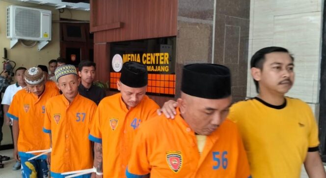 
					DIRINGKUS: Empat pria komplotan curanmor diringkus Polres Lumajang dan satu orang masuk DPO. (foto: Asmadi)