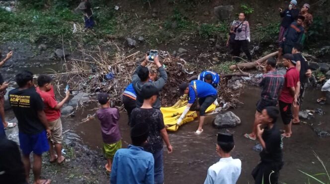 
					HEBOH: Proses evakuasi Mr. X, yang ditemukan membusuk di aliran sungai di  Desa Dukuhsari, Kec. Sukorejo, Kab. Pasuruan, Rabu (27/12/2023) sore. (foto: Moh. Rois).