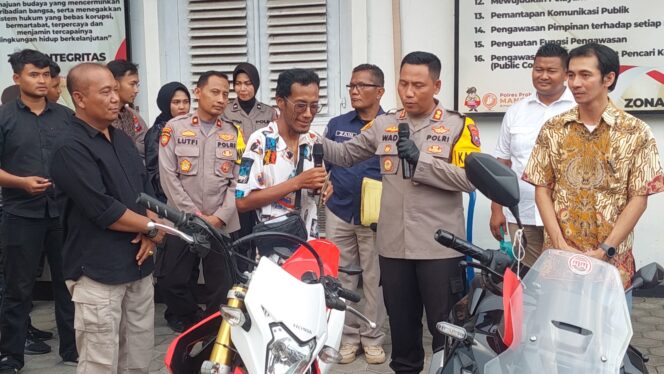 
					SERAH TERIMA: Kapolres Probolinggo Kota, AKBP Wadi Sa'bani, menyerahkan motor korban yang dicuri dan berhasil ditemukan oleh anggotanya. (foto: Hafiz Rozani).