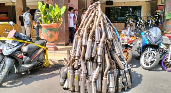 
					SEGERA DIMUSNAHKAN: Ratusan knalpot brong dikumpulkan Satlantas Polres Lumajang untuk dimusnahkan. (foto: Asmadi)