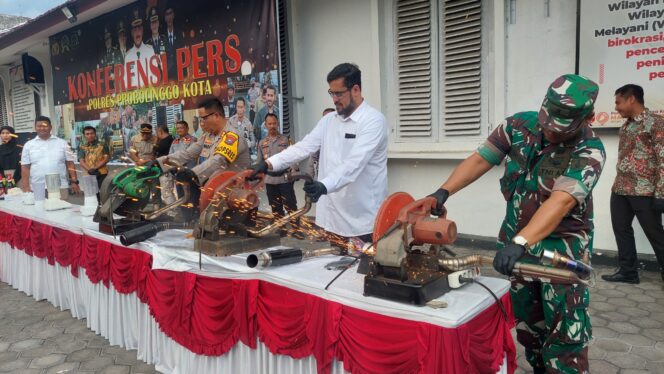 
					MUSNAHKAN KNALPOT BRONG: Forkopimda Kota Probolinggo memotong knalpot brong hasil penindakan. (foto: Hafiz Rozani)