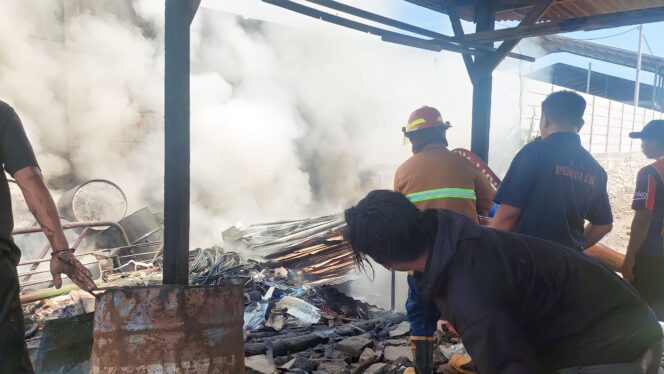 
					KERJA KERAS: Petugas Damkar Kabupaten Probolinggo berjibaku melakukan pemadaman kebakaran gudang rongsokan di Gending. (foto: Hafiz Rozani).