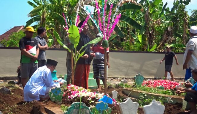 
					DIMAKAMKAN: Pasangan ibu dan anak yang menjadi korban pembunuhan di Kota Pasuruan dimakamkan. (foto: Moh. Rois)