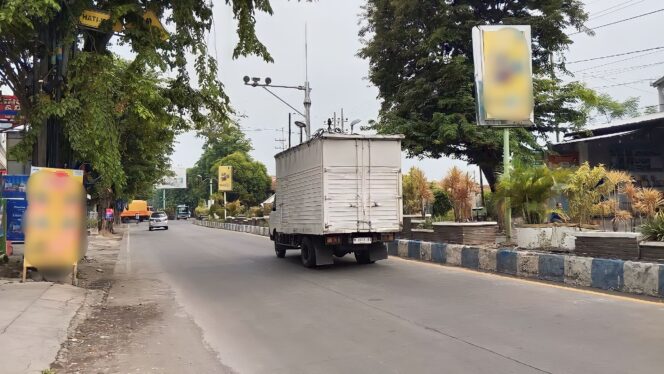 
					Salah satu titik pemasangan ETLE di Kota Probolinggo terletak di timur traffic light Randupangger. (foto: Hafiz Rozani).