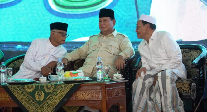 
					SAMBANG PESANTREN: Prabowo Subianto diapit KH. M. Hasan Mutawakkil Allallah dan KH. Anwar Mansyur. (foto: Ali Ya'lu)