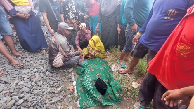 
					APES! Korban tewas bersama istrinya, yang duduk di sebelahnya. (foto: Hafiz Rozani)