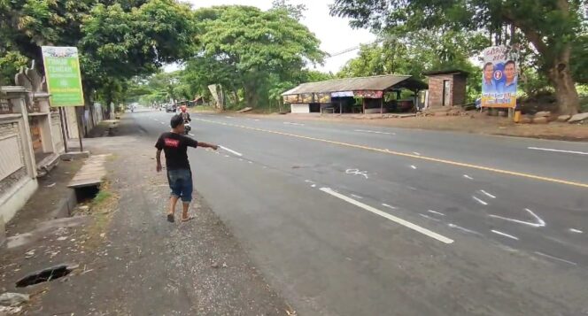 
					LAKALANTAS: Warga menunjukkan lokasi terjadinya kecelakaan di jalan raya pantura Nguling, Pasuruan. (foto: Moh. Rois).