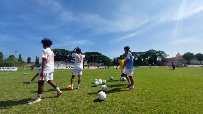 
					Pemain Persipro 1954 berlatih di Stadion Bayuangga, Kota Probolinggo. (foto: Hafiz Rozani)