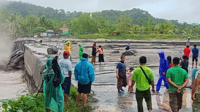 
					WASPADA BENCANA: Banjir bandang dan luapan air sungai terjadi di Kabupaten Lumajang, tahun lalu. (foto: dok).