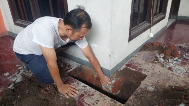 
					ANEH! Pemilik rumah, Nur Anta Maulana, saat mengecek salah satu sudut rumah yang keluarkan hawa panas. (foto: Hafiz Rozani)