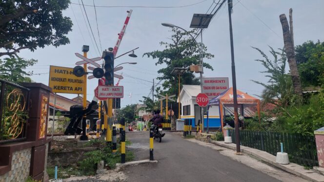 
					Salah satu pos jaga perlintasan kereta api yang berada di Jalan Flamboyan yang dibangun Dishub Kota Probolinggo. (foto: Hafiz Rozani)