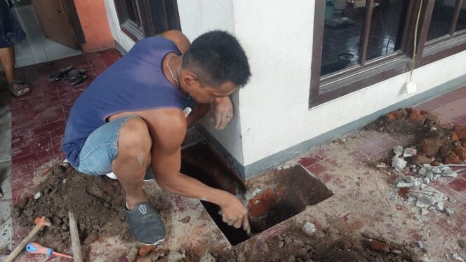 
					MISTERI: Sumber hawa panas di rumah Nur Anta Maulana (38), warga Jalan Flamboyan Gang 1, Kel. Pilang, Kec. Kademangan, Kota Probolinggo, masih misterius meski tanah sudah digali. (foto: Hariz Rozani).