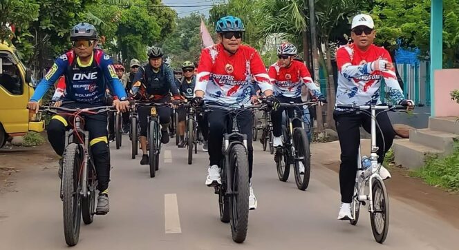 
					MERIAH: Pengasuh PZH Genggong, KH. M. Hasan Mutawakkil Allah, bincang santai dengan Pj. Bupati Probolinggo, Ugas Irwanto,  disela-sela gowes bareng dalam Genggong Go Green ke-5. (foto: Kominfo Kab. Probolinggo).