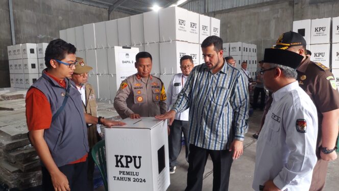 
					Ketua KPU Kota Probolinggo bersama Forkopimda mengecek salah satu kotak suara yang rampung di rakit. (foto: Hafiz Rozani)