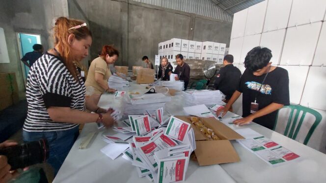 
					Para pekerja melakukan sortir lipat surat suara di gudang KPU, Jalan Anggrek, Kota Probolinggo. (foto: Hafiz Rozani)