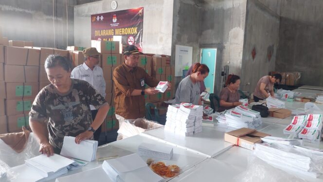 
					Komisioner KPU Provinsi Jatim bersama Ketua KPU Kota Probolinggo menyaksikan proses lipat sortir surat suara. (foto: Hafiz Rozani).