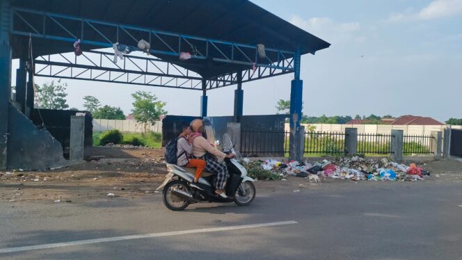 
					TPS di Kota Kraksaan masih ditumpuki sampah meski sudah ditutup. (foto: Ali Ya'lu)