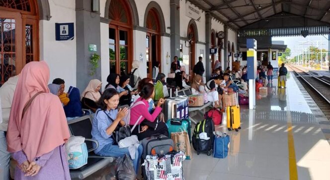 
					Sejumlah penumpang KA memadati Stasiun Probolinggo (foto: Istimewa).