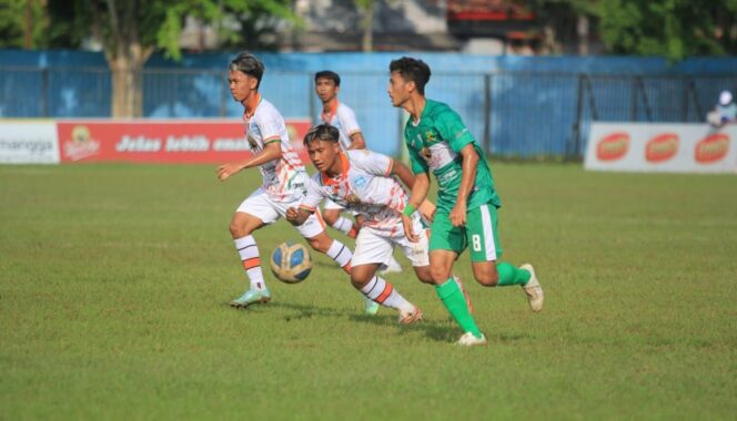 
					Pemain Persipro 1954 berduel dengan permain Perssu Madura City Sumenep (Foto: Official Persipro 1954)