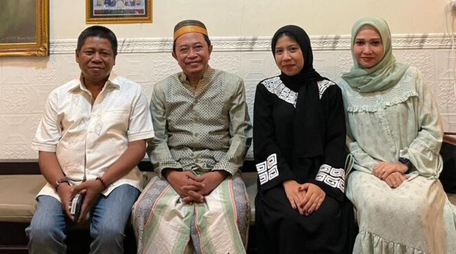 
					Gina Rabbani Wasisto didampingi kedua orang tuanya sowan ke KH. Abdul Hamid Wahid. (foto: istimewa).