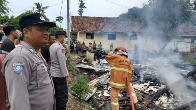 
					Petugas Damkar Kabupaten Probolinggo memadamkan sisa api yang membakar rumah warga Desa Kedungcaluk, Krejengan. (foto: Ali Ya'lu)