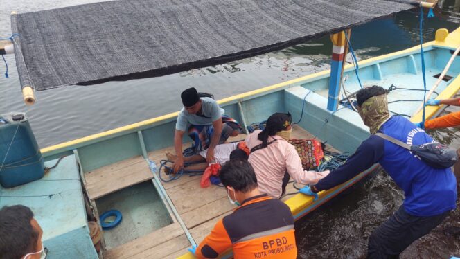 
					Jenazah pengemudi perahu saat tiba di Pelabuhan Perikanan Pantai (PPP) Mayangan, Kota Probolinggo. (foto: Hafiz Rozani)