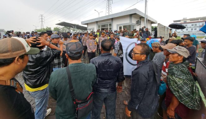 
					UNJUK RASA: Warga dua desa saat berunjuk rasa di kantor PIER Rembang Pasuruan. (foto: Moh. Rois).