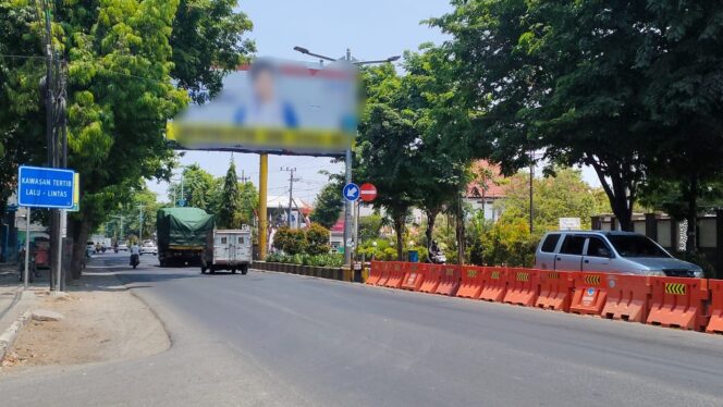 
					Salah satu ruas jalur pantura Kota Kraksaan yang menjadi sentra pemasangan APK Pemilu 2024. (foto: Ali Ya'lu).