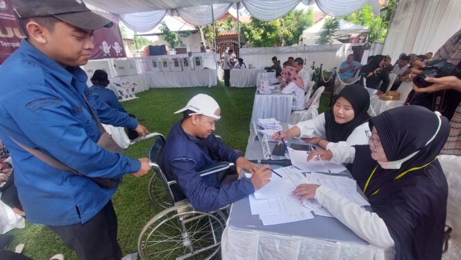 
					Warga Kota Probolinggo yang menjadi peserta simulasi Pemilu 2024 sedang memasukkan surat suara ke kotak suara. (foto: Hafiz Rozani).