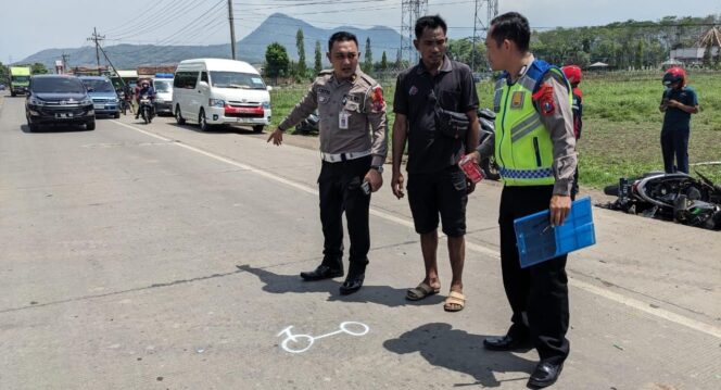 
					Dua anggota Satlantas Polres Probolinggo meminta keterangan saksi untuk mengungkap kronologi kejadian laka maut di jalur pantura Paiton. (foto: Ali Ya'lu)