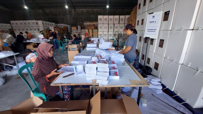 
					Sebanyak 42 pekerja melakukan sortir lipat surat suara di gudang KPU Kota Probolinggo. (foto: Hafiz Rozani).