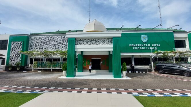 
					Kantor Pemerintah Kota Probolinggo, di Jl. Panglima Sudirman, Kota Probolinggo. (foto: Hafiz Rozani)