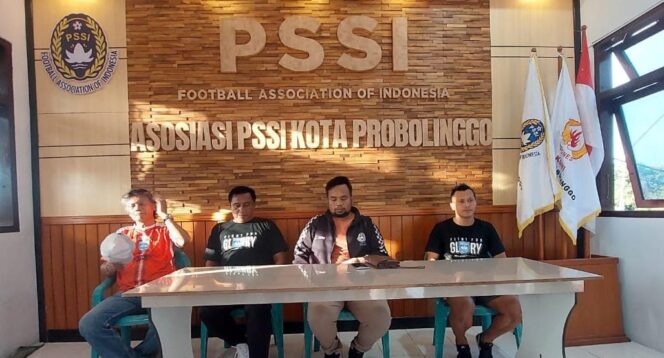 
					Konfrensi pers usai pemain Persipro 1954 tiba di Kota Probolinggo. ( foto: Hafiz Rozani).