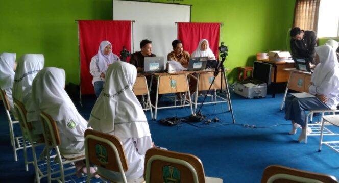 
					Perekaman e-KTP bagi pelajar di kantor Dispendukcapil Kabupaten Lumajang. (foto: Asmadi).