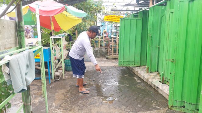 
					UNIK: Pengelola wisata kumkum di PPP Mayangan, Kota Probolinggo menunjukkan lokasi hujan yang mengguyur di sebagian wilayah. (foto: Hafiz Rozani).