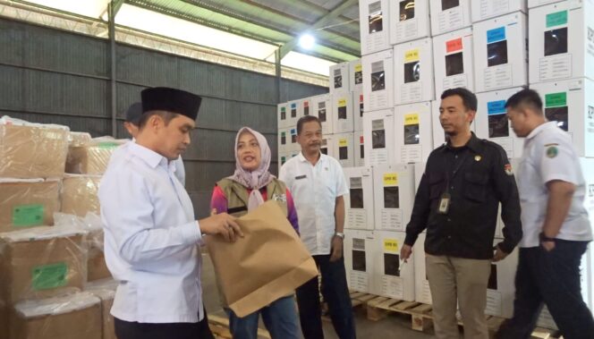 
					TINJAU: Wakil Walikota Pasuruan, Adi Wibowo, ditemani Ketua KPU Kota Pasuruan, Royce Dianasari, meninjau setting logistik Pemilu, Rabu (24/1/24). (foto: Moh. Rois).