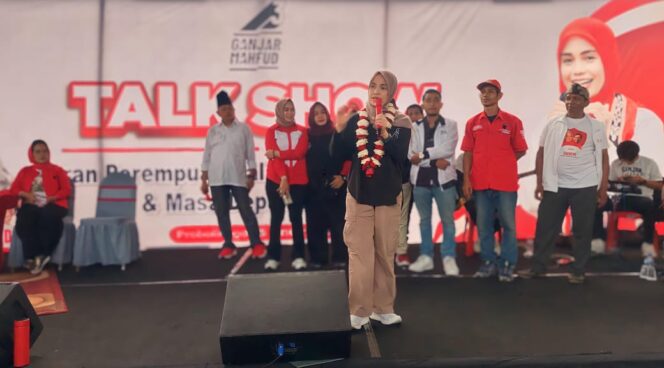 
					SAMPAIKAN PROGRAM: Siti Atikoh Suprianti menyampaikan progran Ganjar - Mahfud di depan pendukungnya yang hadir di Kota Probolinggo. (foto: Hafiz Rozani). 