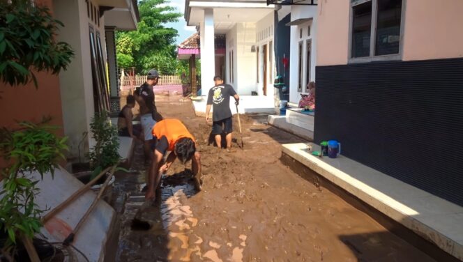 
					BERSIH-BERSIH: Sejumlah warga membersihkan lumpur yang mengendap di lingkungannya. (foto: Moh. Rois).