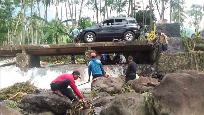 
					BANJIR BANDANG: Banjir Bandang yang terjadi di dua desa di Kecamatan Kedungjajang, yakni Desa Sawaran Kulon dan Bandaran, mengakibatkan dua jembatan rusak. (foto: Asmadi).