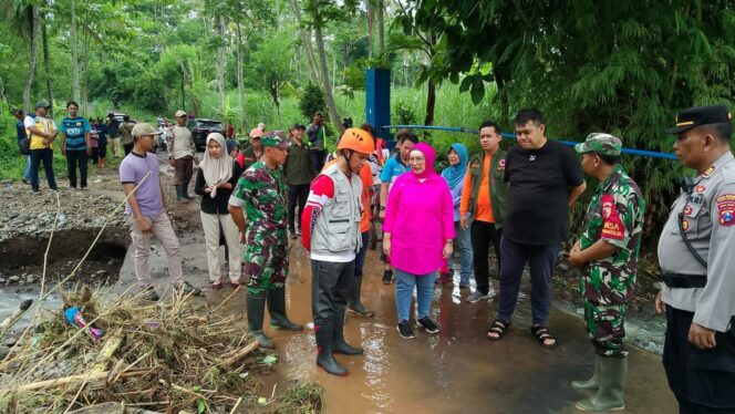 
					TINJAU: Pj Bupati Lumajang saat meninjau jembatan yang rusak di wilayah Kecamatan Kedungjajang. (foto: Asmadi).