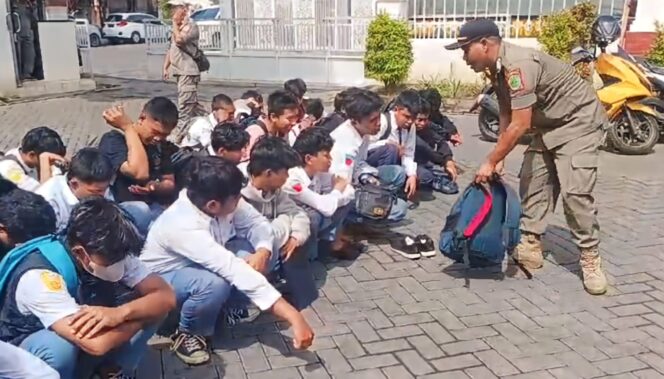 
					BOLOS: Puluhan pelajar yang terjaring razia Satpol PP Kota Pasuruan mendapat pembinaan. (foto: Moh. Rois).