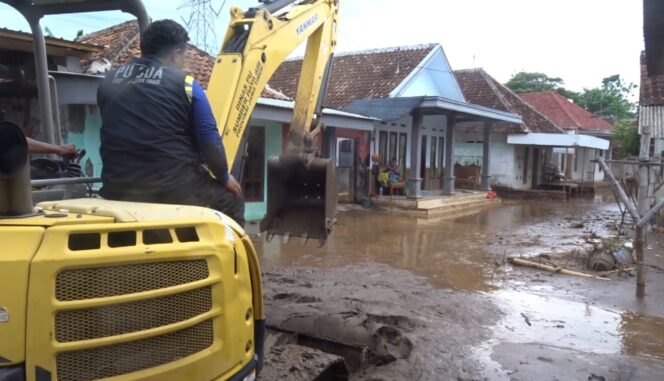 
					PASCA BANJIR: Endapan lumpur material banjir di Desa Prodo, Kec. Winongan, Kab. Pasuruan, masih tebal meski banjir bandang sudah empat hari berlalu. (foto: Moh. Rois).