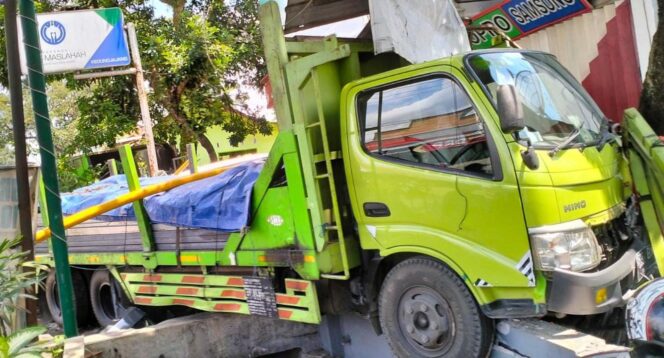 
					REM BLONG: Truk bermuatan pasir alami rem blong sehingga menabrak sejumlah kendaraan dan bangunan di ruas jalan Kedungjajang, Lumajang. (foto: Asmadi).