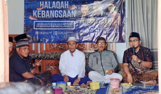 
					PRO GANJAR-MAHFUD: Halaqoh kebangsaan yang digelar kiai kampung di Desa Karanganyar, Paiton, Probolinggo, nyatakan dukung Ganjar-Mahfud di Pilpres 2024. (foto: istimewa)