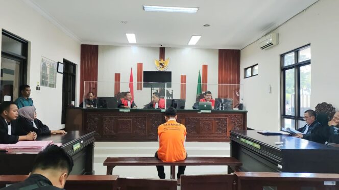 
					TERTUNDUK: Terdakwa kebakaran Bukit Teletubbies saat mendengarkan putusan hakim dalam sidang vonis kasusnya. (foto: Ali Ya'lu).